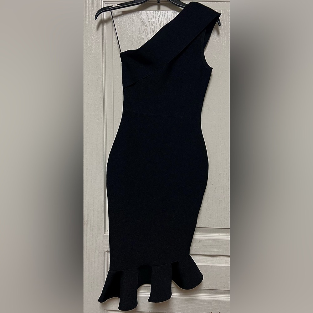 Black one-shoulder trumpet bodycon dress